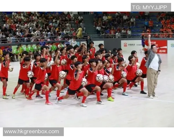 小球迷与球星同场竞技展风采激烈足球比赛上演梦想对决 小球迷与球星同场竞技展风采激烈足球比赛上演梦想对决